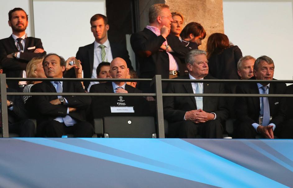Michel Platini con Gianni Infantino e Joachim Gauck. Epa